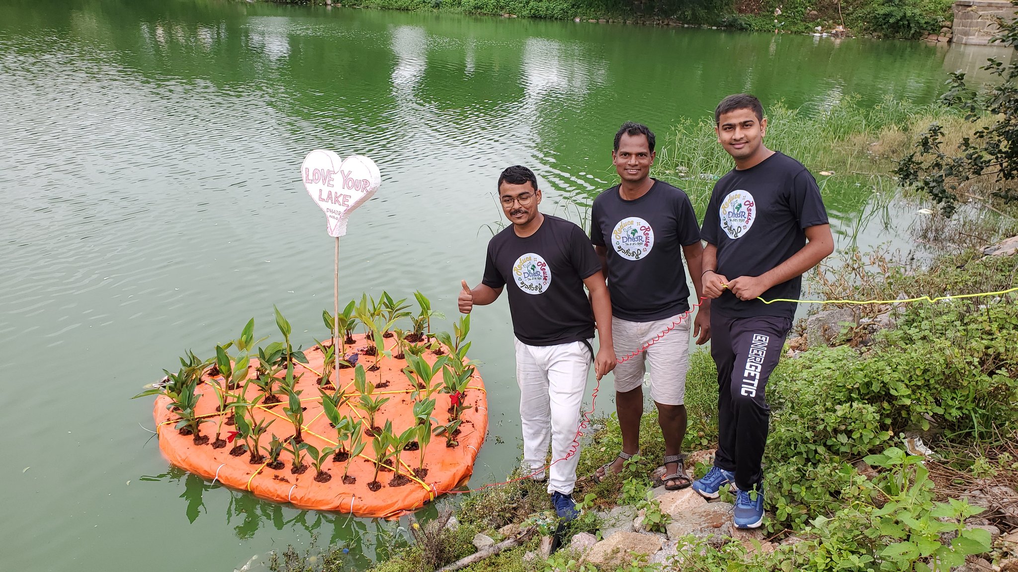 Dha3R volunteers at lake cleanup